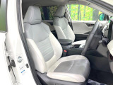 運転席まわりには十分なスペースがあり、大柄な方でもゆったり運転していただける環境です。