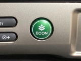 ECON モードをON にするとアクセルペダルの動きに対するエンジンの反応とエアコンの制御を切り換えることで、燃費のいい運転をするドライバーがペダルを踏んだ時と同じようにエンジンを制御します。