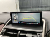バックカメラの他に上から見下ろしたような画像が見れるアラウンド(全方位)モニター。前後左右を把握できる、すごい機能が装備されています!