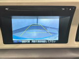 リバースギアに入れるだけで後方の表示へ切り替わります。夜間や雨の日の駐車も楽になりますよ。