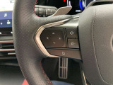 運転中、オーディオの操作をしてて、ハッとしたことはありませんか?ステアリングスイッチは、運転中でもハンドルでオーディオの操作が可能です。安全なドライブをサポートします。