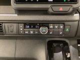 CVT車のセレクトレバーです。低速から高速まで、変速ショックのないスムーズな走りと、エンジン効率のよい領域を維持して燃費にも貢献します。サイドブレーキはスイッチ操作の電子制御パーキングブレーキです。