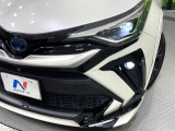 【LEDヘッドライト】悪天候や夜間走行時も良好な視界を確保し安心して運転できる高輝度LEDヘッドライトを装備!点灯速度が早く、消費電力も抑えられています。
