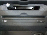 CD/DVD再生プレーヤーとフルセグTVチューナーを装備しています。また、USB端子やブルートゥースオーディオも備えています。