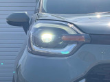【LEDヘッドライト】悪天候や夜間走行時も良好な視界を確保し安心して運転できる高輝度LEDヘッドライトを装備!点灯速度が早く、消費電力も抑えられています。