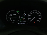 ハイブリット車専用のメーターです。右側の大型スピードメーターに加え、ステアリングスイッチを使って左のマルチインフォメーション・ディスプレイで燃費や動力伝達などの情報が見れるようになっています。