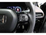 Hondaセンシングの機能のひとつ、アダプティブクルーズコントロール付!アクセルから足を離しても設定したスピードと前車との車間を保ち走行してくれます!車線維持もアシスト☆高速道路で疲労軽減ですね☆