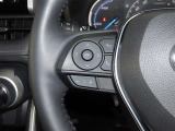 ステアリングスイッチ付きで、運転中に視線を前に向けたまま操作できます。