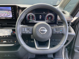 右、高速道路でアクセル、ブレーキ、ステアリングをサポートするプロパイロットの操作スイッチ。左、ナビ、メーターパネル内を操作するスイッチ。
