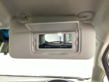 日差しをカットしながら、身だしなみもチェックできます。鏡付きサンバイザーで一石二鳥。