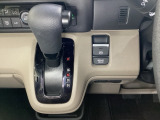 CVT車のセレクトレバーです。低速から高速まで、変速ショックのないスムーズな走りと、エンジン効率のよい領域を維持して燃費にも貢献します。サイドブレーキはスイッチ操作の電子制御パーキングブレーキです。