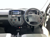 運転席周りのレイアウトをご覧ください。ナビゲーションが綺麗に装着されすっきり収まってますね!