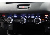 運転席と助手席の温度設定の変更が可能な左右独立タイプのデュアルエアコンです♪♪♪暑がりな人・寒がりな人も誰もが車内を快適にお過ごしいただけます♪♪♪