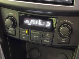 【オートエアコン】一度お好みの温度に設定すれば、車内の温度を検知し風量や温度を自動で調整。暑い&hellip;寒い&hellip;と何度もスイッチ操作をする必要はありません。快適な車内空間には必須の機能ですね♪