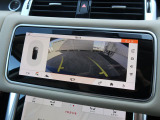 【3Dサラウンドカメラ】周囲の安全確認をアシストする機能です。3D車外ビュー、360&deg;オーバーヘッドビューを 利用して、狭いスペースでも安心、スムーズに運転操作ができます。