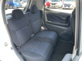 コンパクトでも車内広々。頭上空間も広く快適にお過ごしいただけます。後席足元空間も十分な広さを確保しております。座面も厚く快適です!