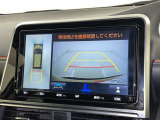 後方の見える安心をお届けするバックガイドモニター付:バックするときのアシストラインもあって楽々バック!車庫入れや縦列駐車をサポートし、苦手な駐車も安心です!今やもう手放せない装備ですネ♪