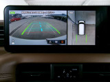 車庫入れが不安な方必見です!白線や車間を空から見下ろしたような画像で一目で分かって車庫入れも安心。周囲に動くものがあれば表示とブザーでお知らせしてくれるのでさらに安心です。