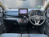 運転席からの視界が広く、隅々まではっきり見渡せます☆小物入れも多くスッキリした運転席廻り