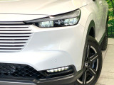 【LEDヘッドライト】悪天候や夜間走行時も良好な視界を確保し安心して運転できる高輝度LEDヘッドライトを装備!点灯速度が早く、消費電力も抑えられています。