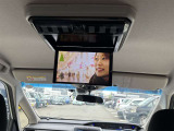 【フリップダウンモニター】後席用フリップダウンモニターを装備。天井から展開する大画面で、後席でも映像コンテンツを快適に楽しめます。ロングドライブ時の快適性を高める装備です。