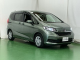 狭い駐車場でも、スライドドアならチャイルドシートへのお子さまの乗降や荷物の積載もスムーズ。とても便利な【両側電動スライドドア】ドアハンドを少し引くだけでリアドアが自動開閉します。