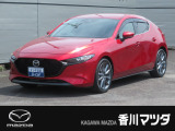 マツダのハッチバック「マツダ3」が入荷しました。ボディ色はマツダのイメージカラーである、赤色です。マツダ3のボディ形状と合わさって、とてもスポーティな印象を与えます。