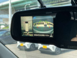 アラウンドビューモニターの映像はルームミラーに内蔵のモニターでも確認できます。