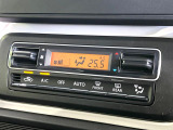 【オートエアコン】一度お好みの温度に設定すれば、車内の温度を検知し風量や温度を自動で調整。暑い&hellip;寒い&hellip;と何度もスイッチ操作をする必要はありません。快適な車内空間には必須の機能ですね♪