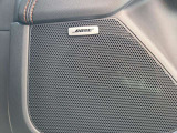 BOSEサウンドシステムを搭載。「良い音を出す」ではなく、その車種のごとに特徴を計算(車種専用設計)し、「反響音」を作り出すことによってどの座席でも自分中心で音が聴こえ、「心地よい空間」を作り出します。