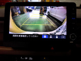 バックカメラの画像です。ガイドラインがスムースな車庫入れをサポートいたします。車庫入れの安心感がアップしますね。