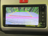 【バックカメラ】駐車時に後方がリアルタイム映像で確認できます。大型商業施設や立体駐車場での駐車時や、夜間のバック時に大活躍!運転スキルに関わらず、今や必須となった装備のひとつです!