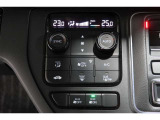 運転席と助手席の温度設定の変更が可能な左右独立タイプのデュアルエアコンです♪♪♪暑がりな人・寒がりな人も誰もが車内を快適にお過ごしいただけます♪♪♪
