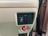 左側には電動パワースライドドアがついております。ご年配の方や小さいお子さんの乗り降りも楽々ですね。万が一ドアに手を挟んでしまっても、挟み込み防止機構が付いて安心です。