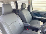 運転席まわりには十分なスペースがあり、大柄な方でもゆったり運転していただける環境です。