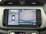 上空から見下ろしているかのような映像をディスプレイに映し出し、スムースな駐車をサポートします。画面は「トップビュー」のほか「サイドブラインドビュー」への切り換えが可能。ますます安心です