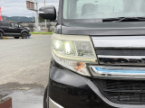 【LEDヘッドライト】悪天候や夜間走行時も良好な視界を確保し安心して運転できる高輝度LEDヘッドライトを装備!点灯速度が早く、消費電力も抑えられています。