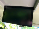 【11型フリップダウンモニター】大画面モニターで後席でもエンタメをお楽しみいただけます。小さなお子様にも大人気の装備です♪
