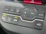 【オートエアコン】一度お好みの温度に設定すれば、車内の温度を検知し風量や温度を自動で調整。暑い&hellip;寒い&hellip;と何度もスイッチ操作をする必要はありません。快適な車内空間には必須の機能ですね♪