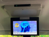 【フリップダウンモニター】大画面モニターで後席でもエンタメをお楽しみいただけます。小さなお子様にも大人気の装備です♪