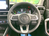 インテリアに合わせたデザインのステアリングは、運転される方のことも考え、運転しやすい形状、大きさです。是非一度、実際に触ってお確かめください。