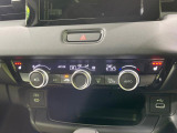 【オートエアコン】一度お好みの温度に設定すれば、車内の温度を検知し風量や温度を自動で調整。暑い&hellip;寒い&hellip;と何度もスイッチ操作をする必要はありません。快適な車内空間には必須の機能ですね♪