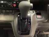 CVT車のセレクトレバーです。低速から高速まで、変速ショックのないスムーズな走りと、エンジン効率のよい領域を維持して燃費にも貢献します。サイドブレーキはスイッチ操作の電子制御パーキングブレーキです。