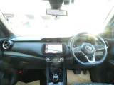 運転席からの視界が広く、隅々まではっきり見渡せます☆小物入れも多くスッキリした運転席廻り