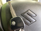 【キーレス】少し離れた場所からでもボタン一つでドアの開錠・施錠ができるのでとっても便利!ドアの鍵穴周りに傷をつけることもありません♪