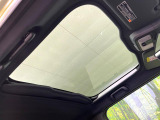 【ガラスルーフ】ガラスルーフ搭載で車内の解放感が一気にアップ!開放的なドライブをお楽しみいただけます。