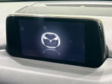 【8インチマツダコネクト】車内の雰囲気にマッチした大型のディスプレイ。スマホ接続でのナビ使用やBluetooth再生等、様々な機能が楽しめます。直感的なダイヤル操作が可能で、使い勝手も良好です。