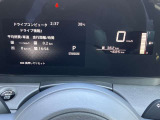 優れた視認性とデザイン性を兼ね備えたメーターです。瞬間燃費・平均燃費表示とともに燃費を意識した丁寧な走りをサポートします。