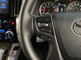 運転中、オーディオの操作をしてて、ハッとしたことはありませんか?ステアリングスイッチは、運転中でもハンドルでオーディオの操作が可能です。安全なドライブをサポートします。