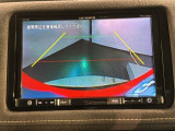 リバースギアに入れるだけで後方の表示へ切り替わります。夜間や雨の日の駐車も楽になりますよ。